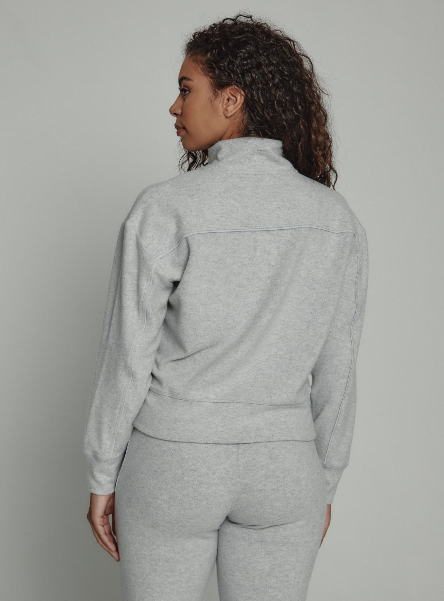 light-grey-7002